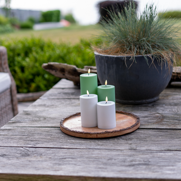 Udendørs LED stearinlys fra Deluxe Homeart i støvetgrøn og hvid